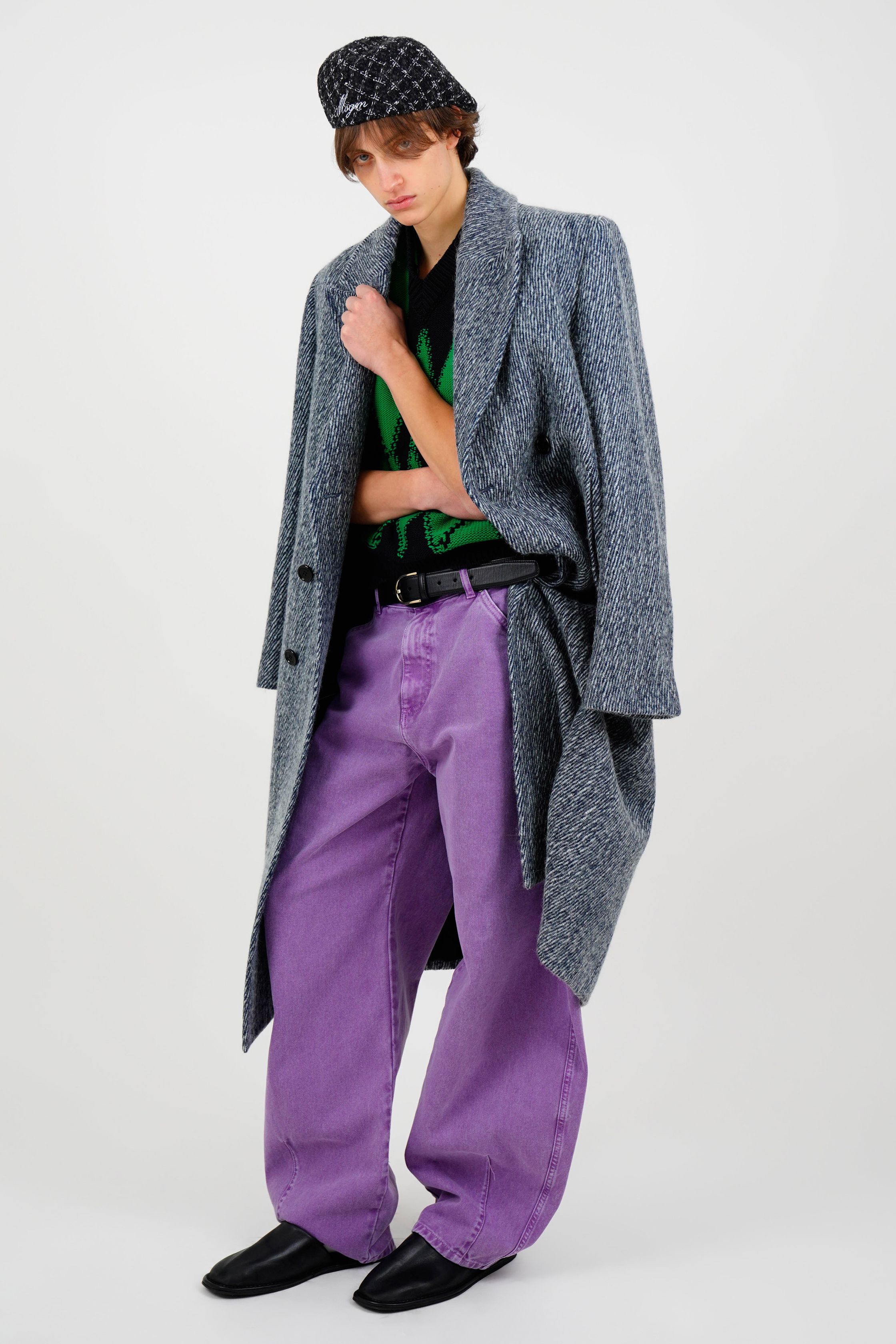 MSGM 2026秋冬以青年文化与学院风为切口，重新激活90年代街头记忆。宽腿彩色牛仔、菱格针织、短款上装与随性叠穿构建出不受性别限制的造型语言，紫色、亮蓝与黑白对比成为视觉焦点。系列在“玩味”与“结构”之间取得平衡，保留品牌标志性的青春躁动，同时注入更成熟的造型逻辑，呈现出Z世代走向理性阶段的风格转折-顽石频道趋势研究